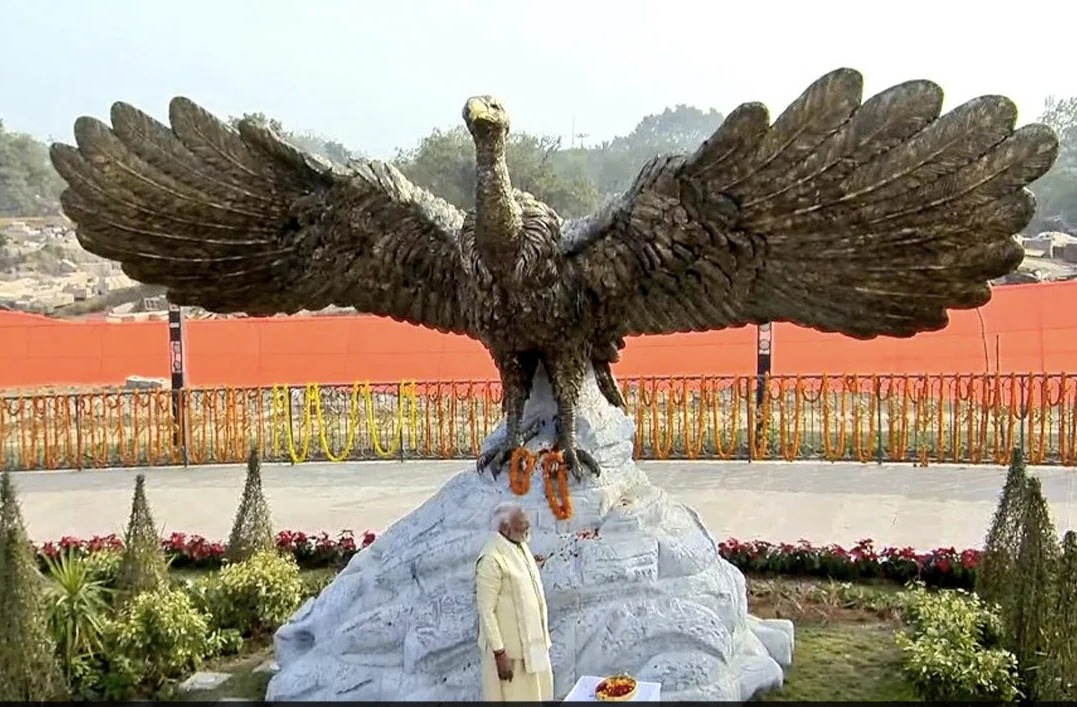 जटायु की प्रतिमा के सामने श्रद्धांजलि